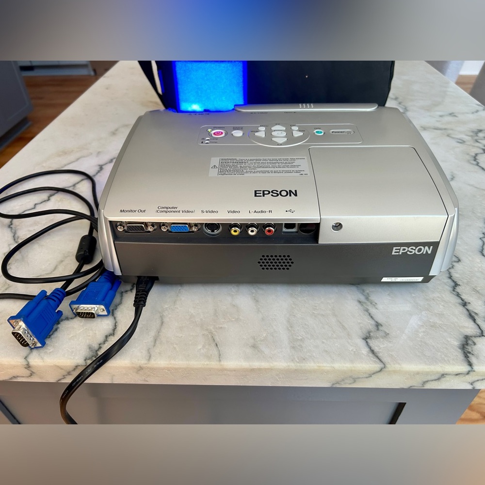 Epson LCD Projector model EMP: S4 with Black Carry Case and Power cables - Picture 4 of 13